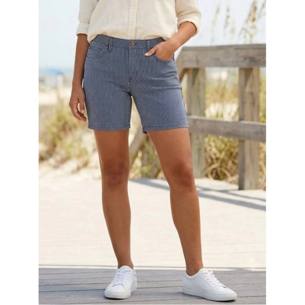 Lee Pinstripe Denim Shorts Womens 10‎ Blue NWT Mid Rise Light Stripe